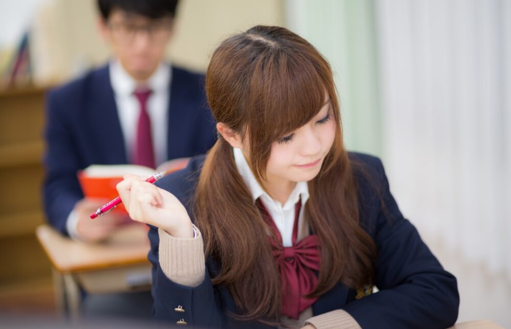 通信制高校で勉強する女生徒の写真